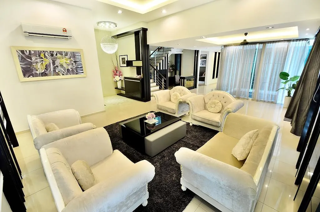 Iris Luxury Service Villa George Town Ma­lay­sia
